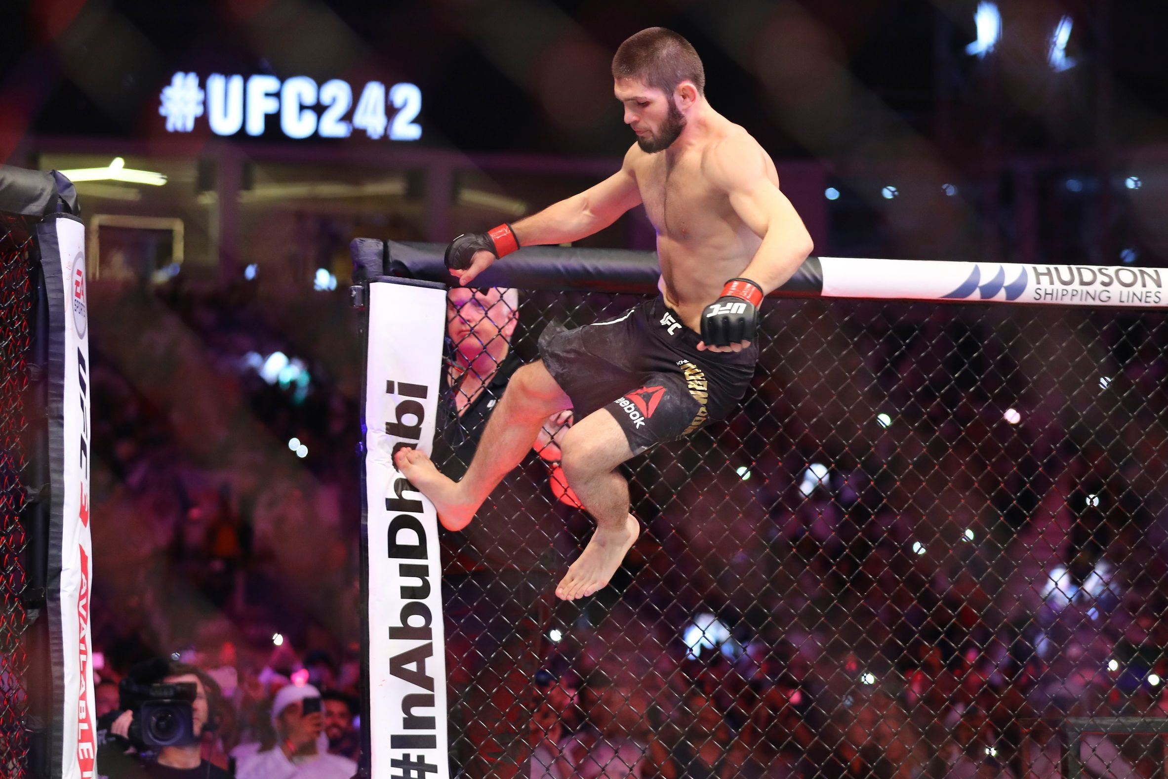 Khabib Nurmagomedova Suudi Arabistanda dövüşmesi için servet teklif ettiler