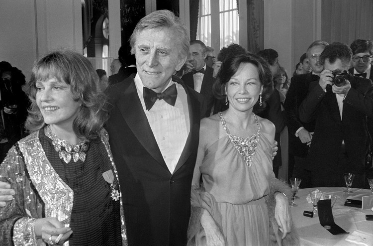 Efsane oyuncu Kirk Douglas 61 milyon dolarlık servetini oğluna bırakmamış