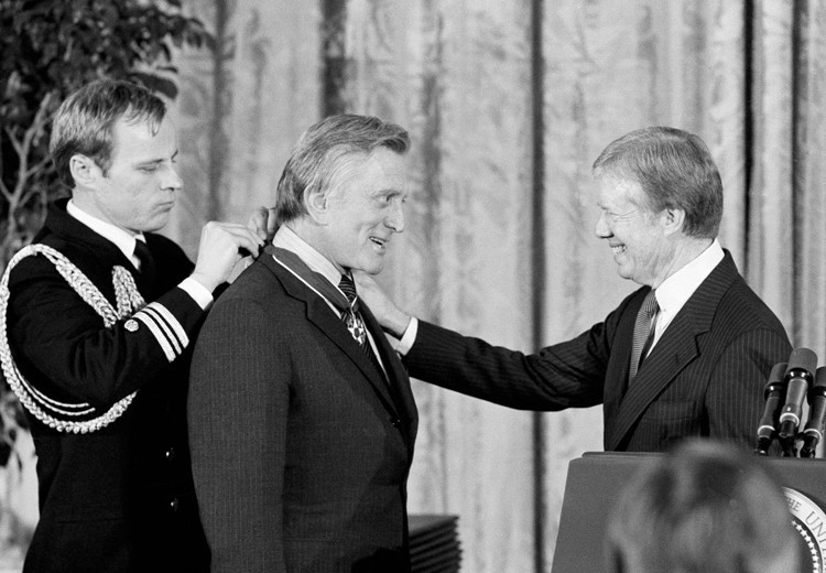 Efsane oyuncu Kirk Douglas 61 milyon dolarlık servetini oğluna bırakmamış