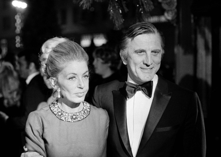 Efsane oyuncu Kirk Douglas 61 milyon dolarlık servetini oğluna bırakmamış