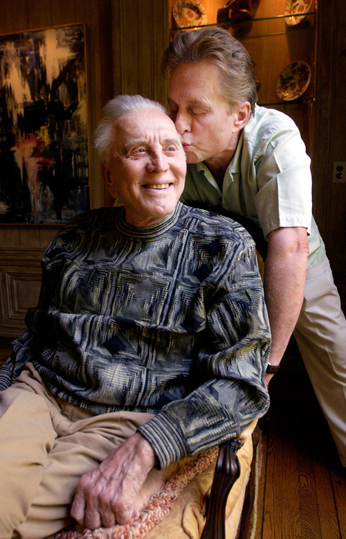 Efsane oyuncu Kirk Douglas 61 milyon dolarlık servetini oğluna bırakmamış