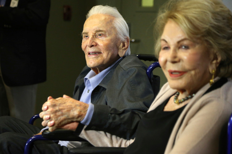 Efsane oyuncu Kirk Douglas 61 milyon dolarlık servetini oğluna bırakmamış