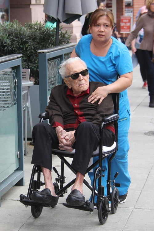 Efsane oyuncu Kirk Douglas 61 milyon dolarlık servetini oğluna bırakmamış