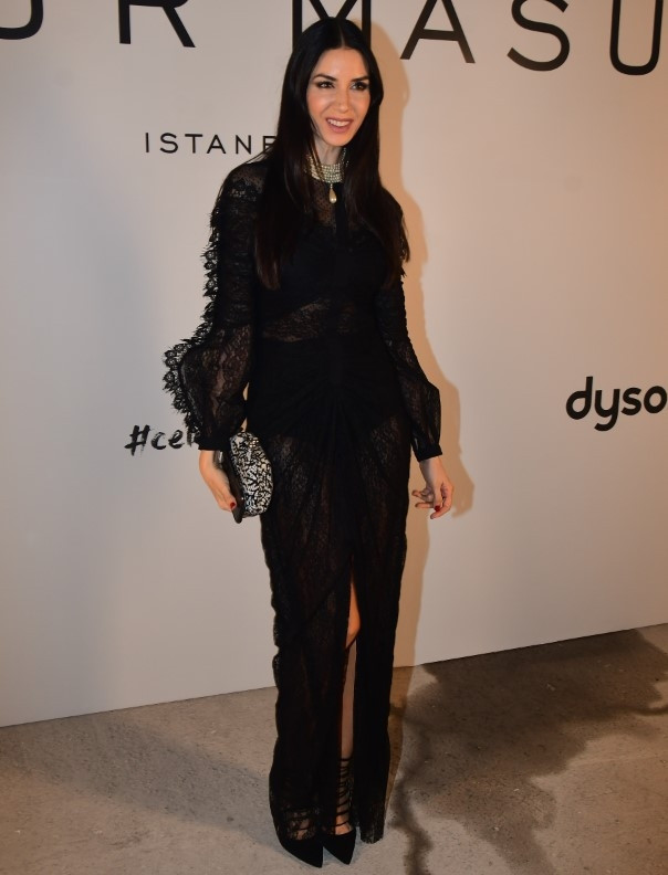 Özgür Masurun defilesine ünlü akını