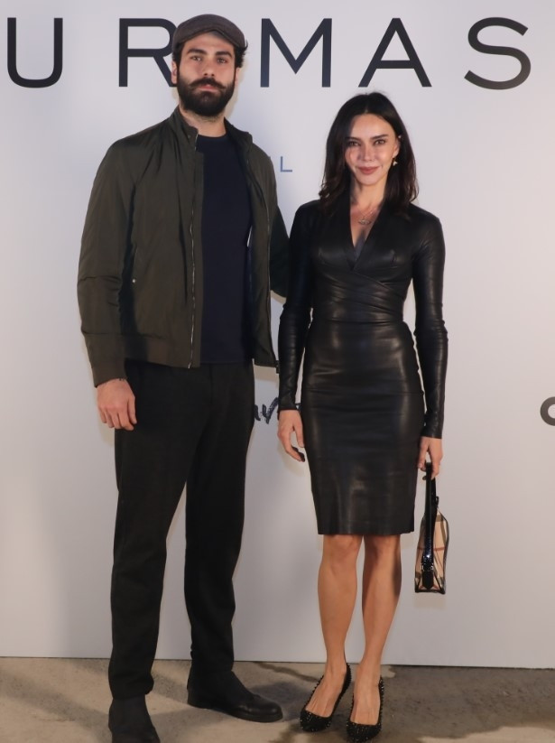 Özgür Masurun defilesine ünlü akını