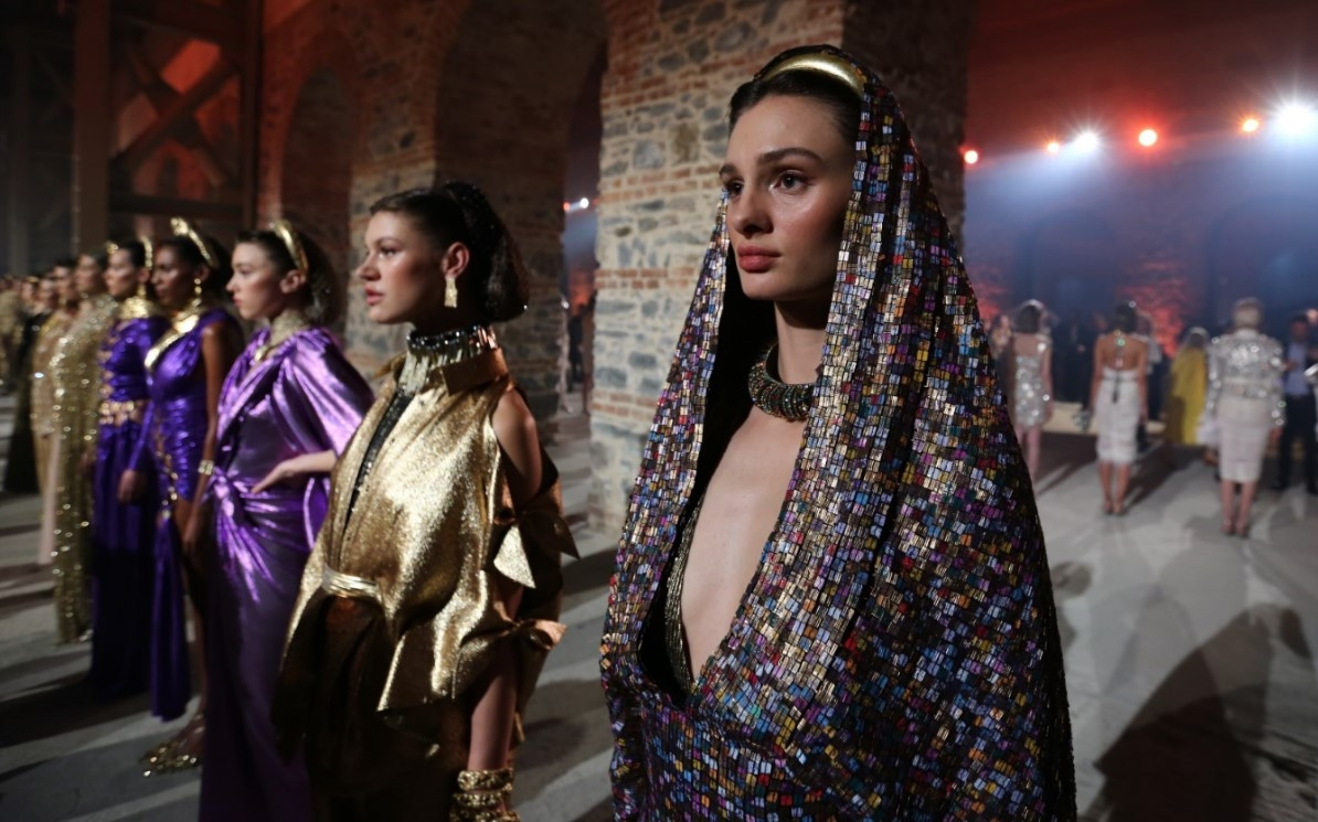 Özgür Masurun defilesine ünlü akını