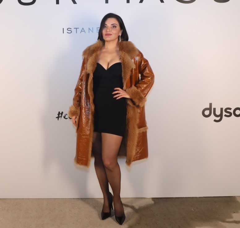 Özgür Masurun defilesine ünlü akını