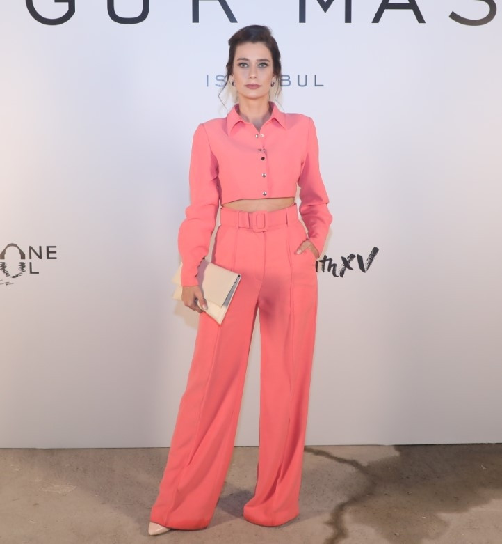 Özgür Masurun defilesine ünlü akını