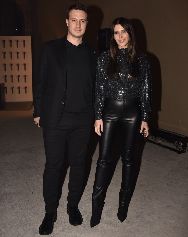 Özgür Masurun defilesine ünlü akını