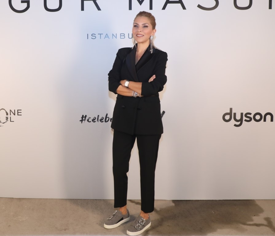 Özgür Masurun defilesine ünlü akını