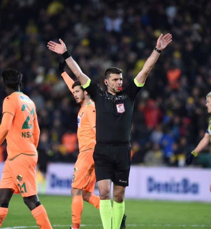 Fenerbahçe - Alanyaspor maçının olaylı hakemi Ümit Öztürk için suç duyurusu Fenerbahçe - Alanyaspor maçının olaylı hakemi Ümit Öztürk için suç duyurusu
