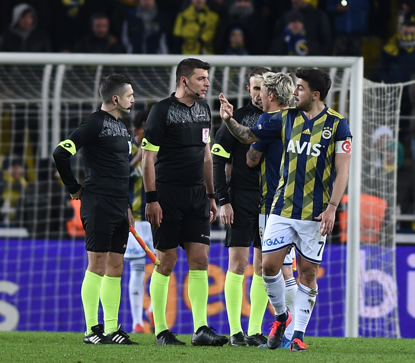 Fenerbahçe - Alanyaspor maçının olaylı hakemi Ümit Öztürk için suç duyurusu Fenerbahçe - Alanyaspor maçının olaylı hakemi Ümit Öztürk için suç duyurusu