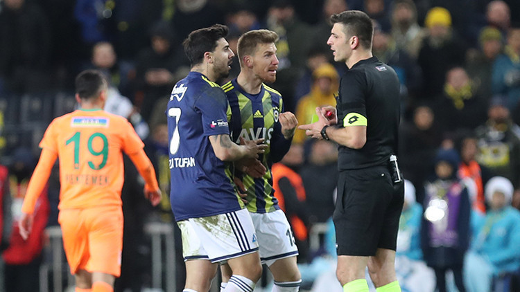 Fenerbahçe - Alanyaspor maçının olaylı hakemi Ümit Öztürk için suç duyurusu Fenerbahçe - Alanyaspor maçının olaylı hakemi Ümit Öztürk için suç duyurusu