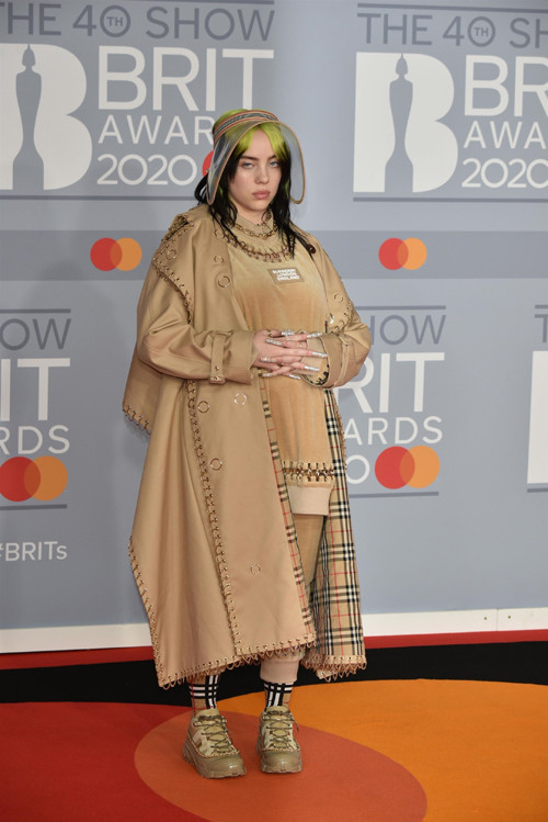 Yine bir ödül gecesi, kırmızı halıdayız Yine bir ödül gecesi, kırmızı halıdayız