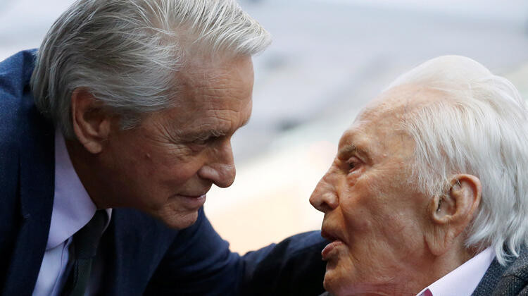 Efsane oyuncu Kirk Douglas 61 milyon dolarlık servetini oğluna bırakmamış