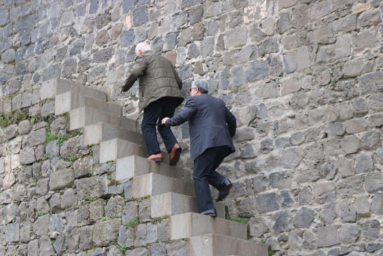Diyarbakır surlarında selfie çılgınlığının önüne geçilemiyor