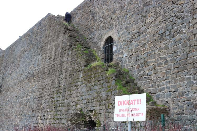 Diyarbakır surlarında selfie çılgınlığının önüne geçilemiyor