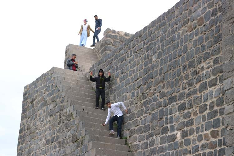Diyarbakır surlarında selfie çılgınlığının önüne geçilemiyor
