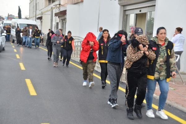 Fuhuş çetesi film gibi operasyonla çökertildi: Polis, pazarcı ve çöpçü olmuş