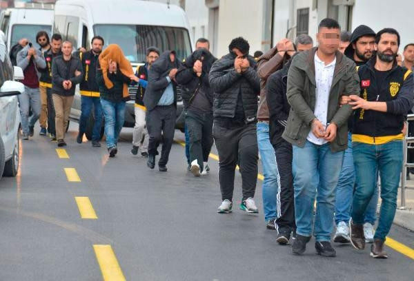 Fuhuş çetesi film gibi operasyonla çökertildi: Polis, pazarcı ve çöpçü olmuş