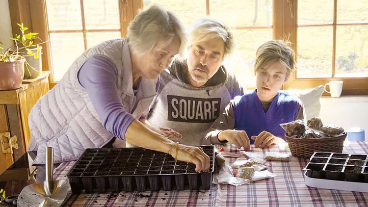Ünlü oyuncu iki çocuğunu da alıp İstanbulu terk etti... Endonezyada yeni hayat