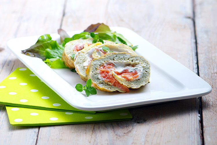 Otlu keçi peynirli omlet ve füme somon rulosu tarifi