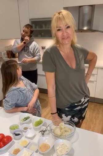 Demet Akalını çıldırtan yorum Bebeğinden utanmadığın belli Demet Akalını çıldırtan yorum Bebeğinden utanmadığın belli