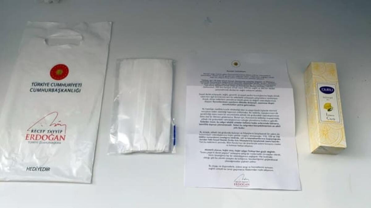 65 YAŞ ÜSTÜ VATANDAŞLARA MASKE VE KOLONYA DAĞITILIYOR