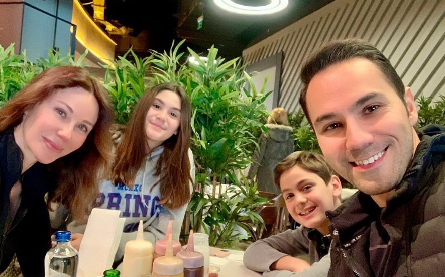 Demet Şener 43 oldu... Aile kutlaması