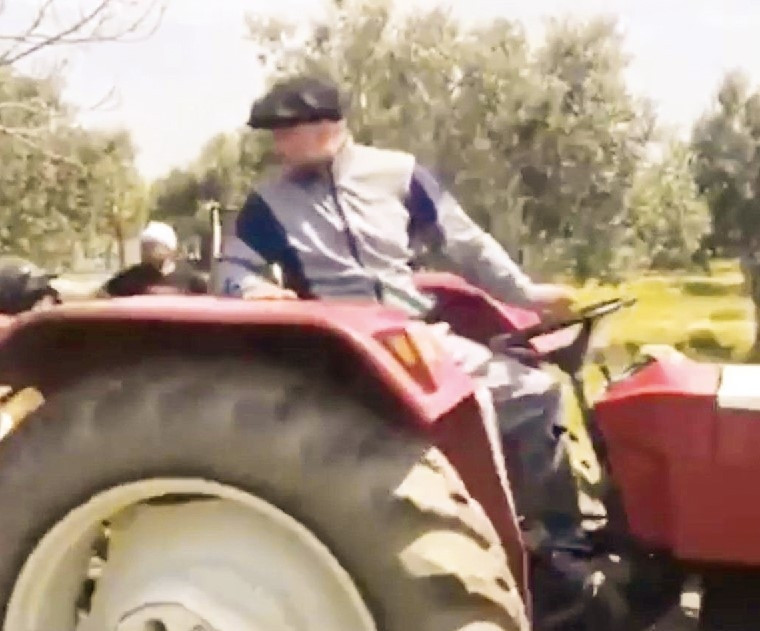 Ünlü oyuncu iki çocuğunu da alıp İstanbulu terk etti... Endonezyada yeni hayat