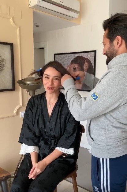 Öykü Gürmanın saçları sevgilisine emanet: Acemi kuaför