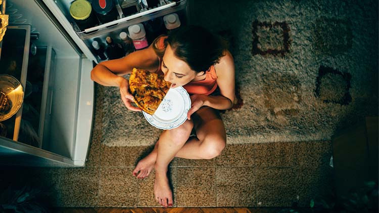 Karantina Günlerinde Yeme Bağımlılığı: Kontrol Altına Almak İçin İpuçları Karantina Günlerinde Yeme Bağımlılığı: Kontrol Altına Almak İçin İpuçları