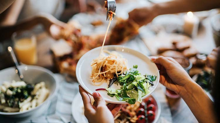 Karantina Günlerinde Yeme Bağımlılığı: Kontrol Altına Almak İçin İpuçları Karantina Günlerinde Yeme Bağımlılığı: Kontrol Altına Almak İçin İpuçları