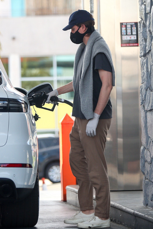 MASKE VE ELDİVENLE BENZİN ALDI