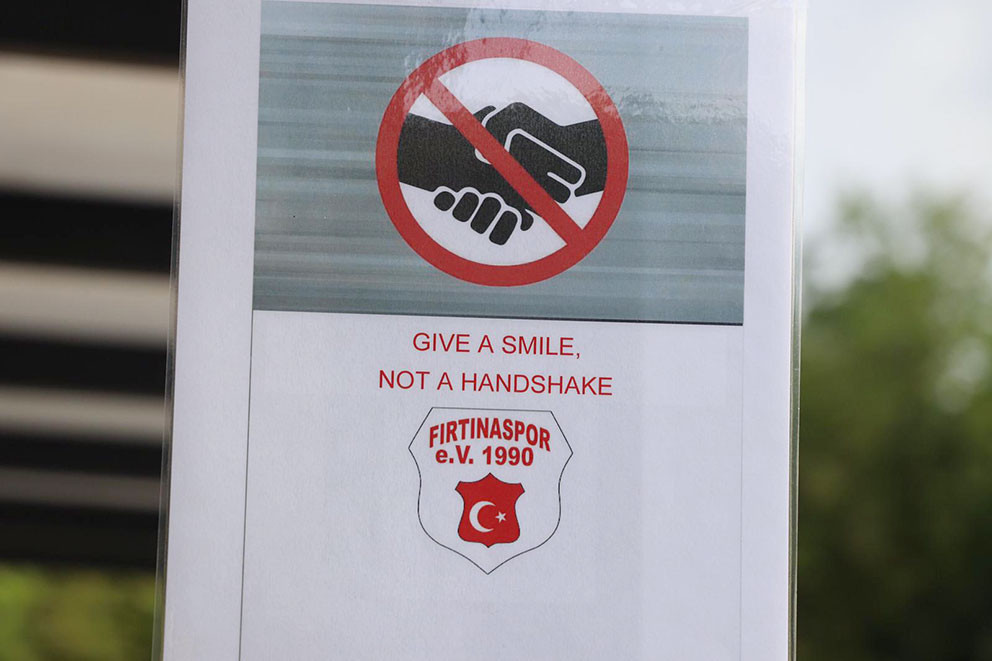 Avrupa’da korona gölgesinde bayram namazı kılındı