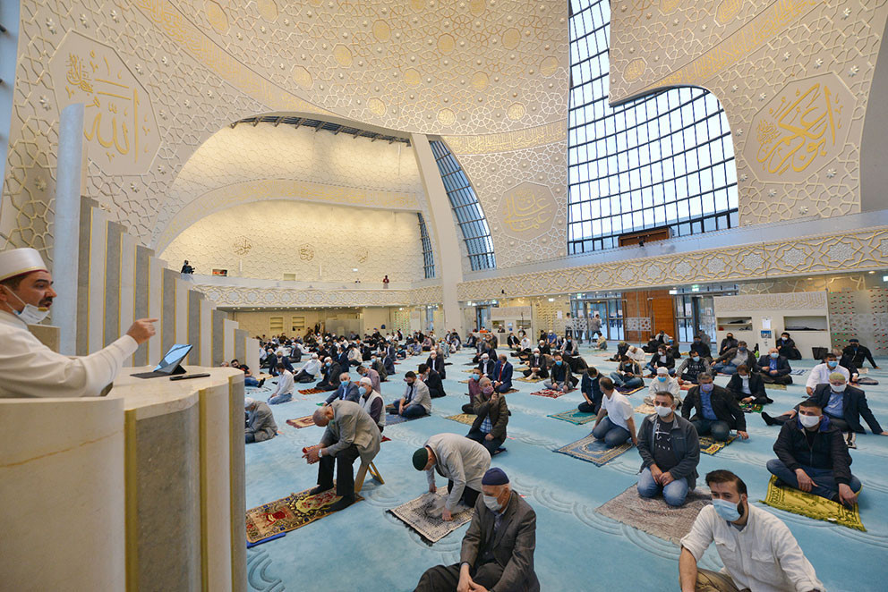 Avrupa’da korona gölgesinde bayram namazı kılındı