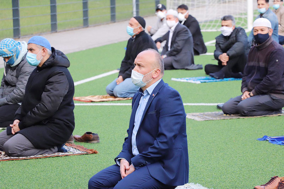 Avrupa’da korona gölgesinde bayram namazı kılındı