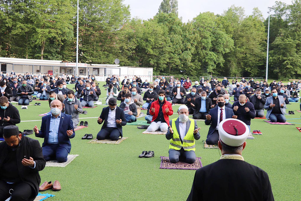 Avrupa’da korona gölgesinde bayram namazı kılındı