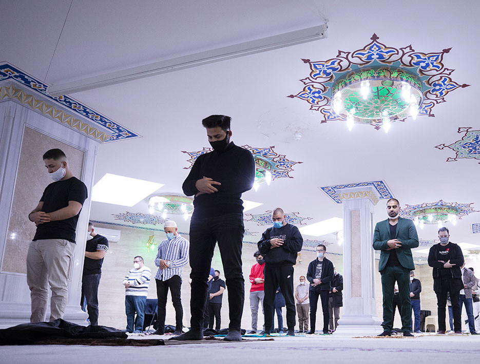 Avrupa’da korona gölgesinde bayram namazı kılındı