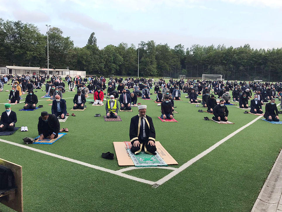 Avrupa’da korona gölgesinde bayram namazı kılındı