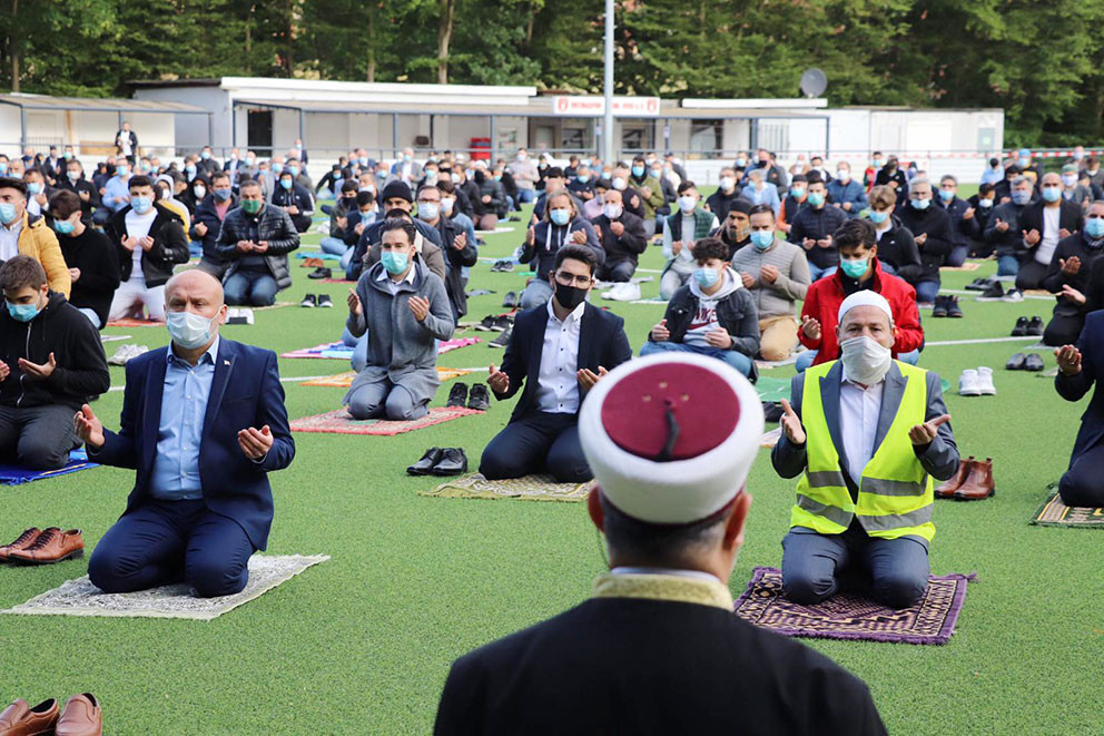 Avrupa’da korona gölgesinde bayram namazı kılındı