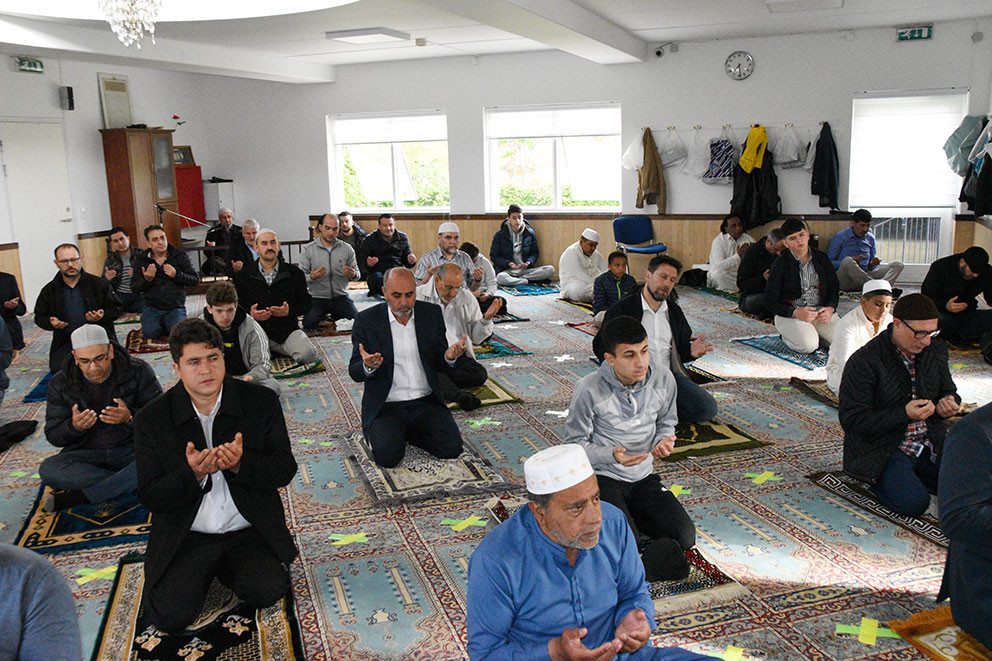 Avrupa’da korona gölgesinde bayram namazı kılındı