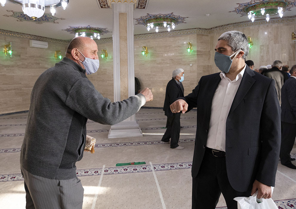 Avrupa’da korona gölgesinde bayram namazı kılındı