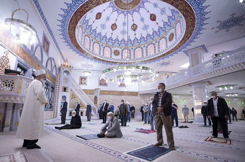 Avrupa’da korona gölgesinde bayram namazı kılındı