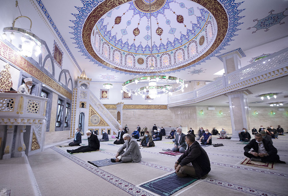 Avrupa’da korona gölgesinde bayram namazı kılındı
