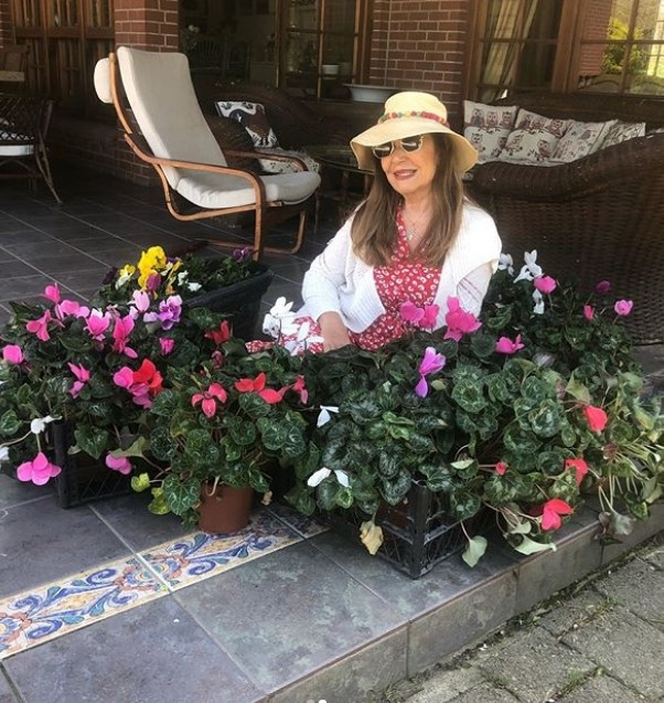 Ünlü oyuncu iki çocuğunu da alıp İstanbulu terk etti... Endonezyada yeni hayat