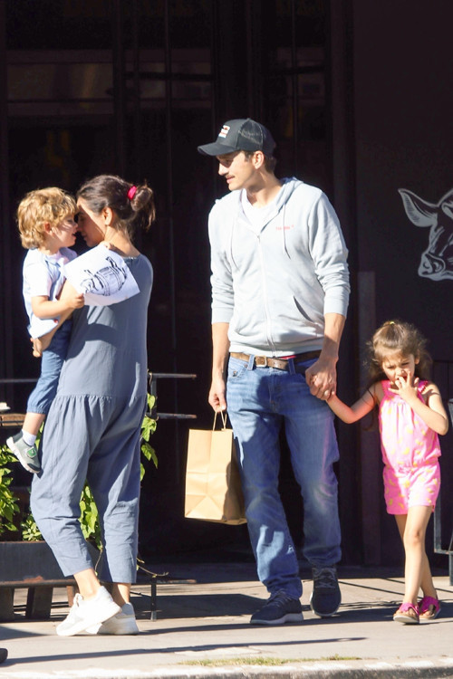 İKİ ÇOCUKLU MUTLU AİLE