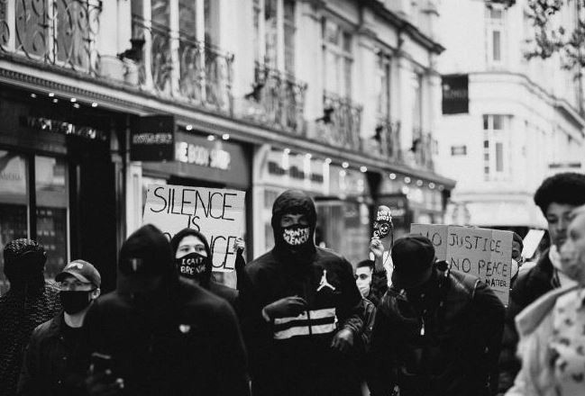 Protestolar İngiltereye taşındı, ünlü futbolcu eyleme katıldı Protestolar İngiltereye taşındı, ünlü futbolcu eyleme katıldı