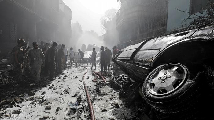 Pakistanda evlerin üzerine düşen uçakta flaş gelişme