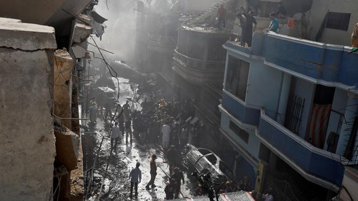 Pakistanda evlerin üzerine düşen uçakta flaş gelişme